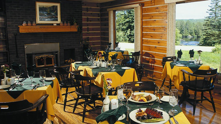 Adventure Lodge Resort In Whitney 5km From Algonquin Park